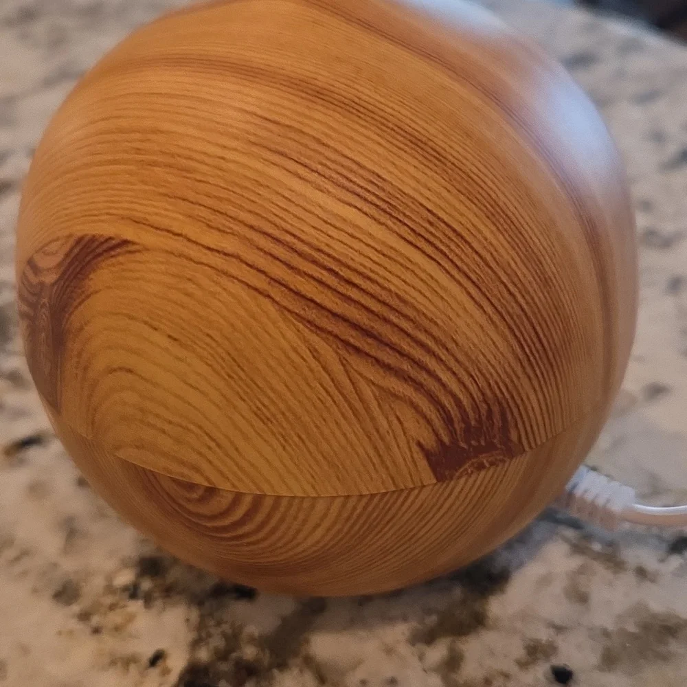 Wooden Aromatherapy Diffuser With 2 Essential Oils